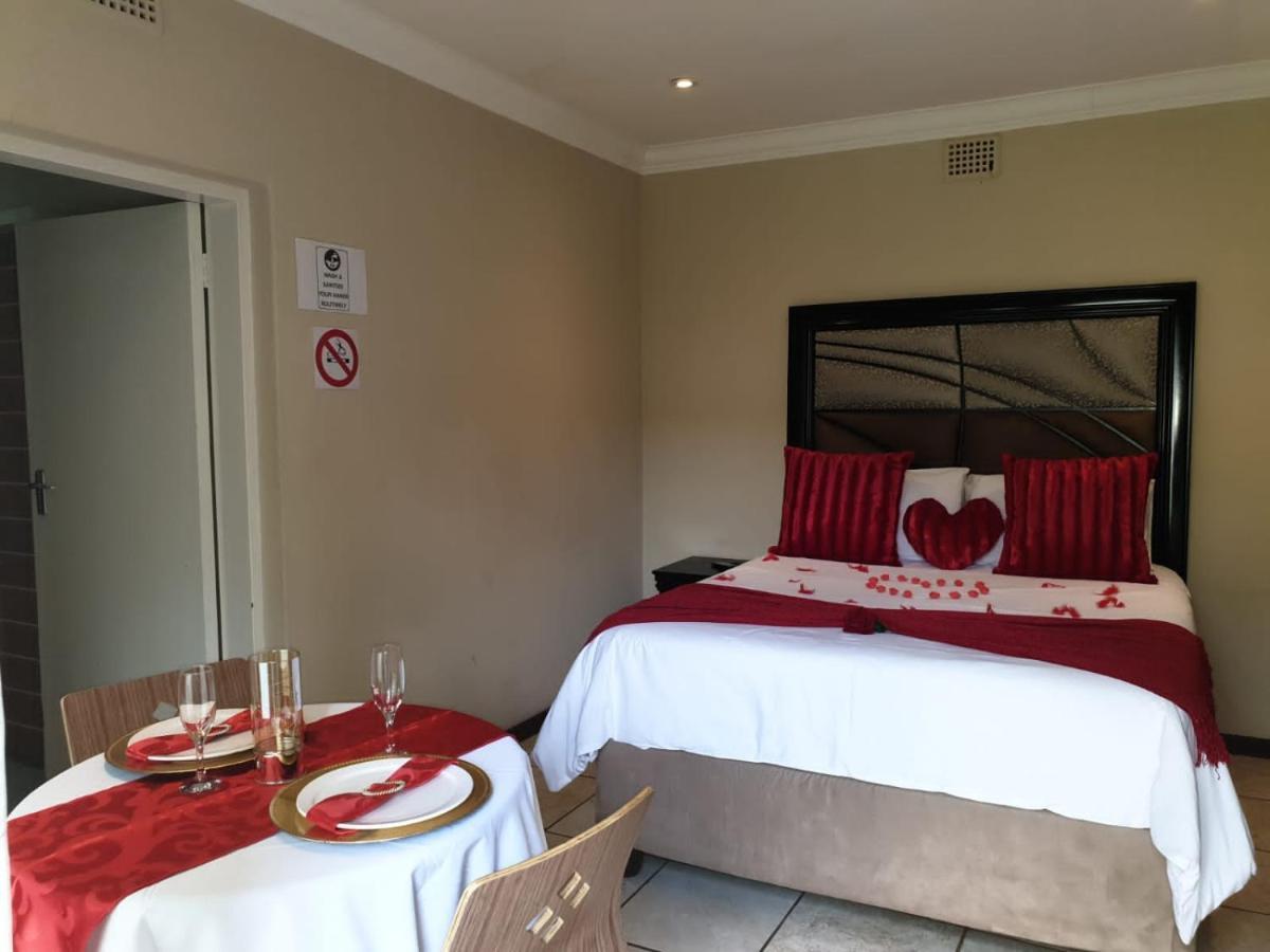 Suits Guest House & Bar Carletonville Bagian luar foto