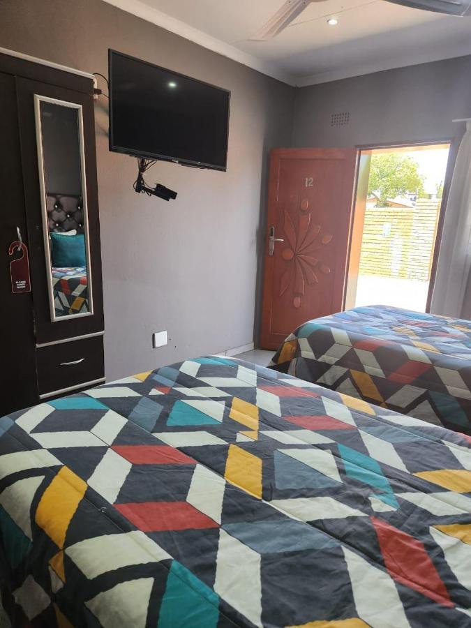 Suits Guest House & Bar Carletonville Bagian luar foto