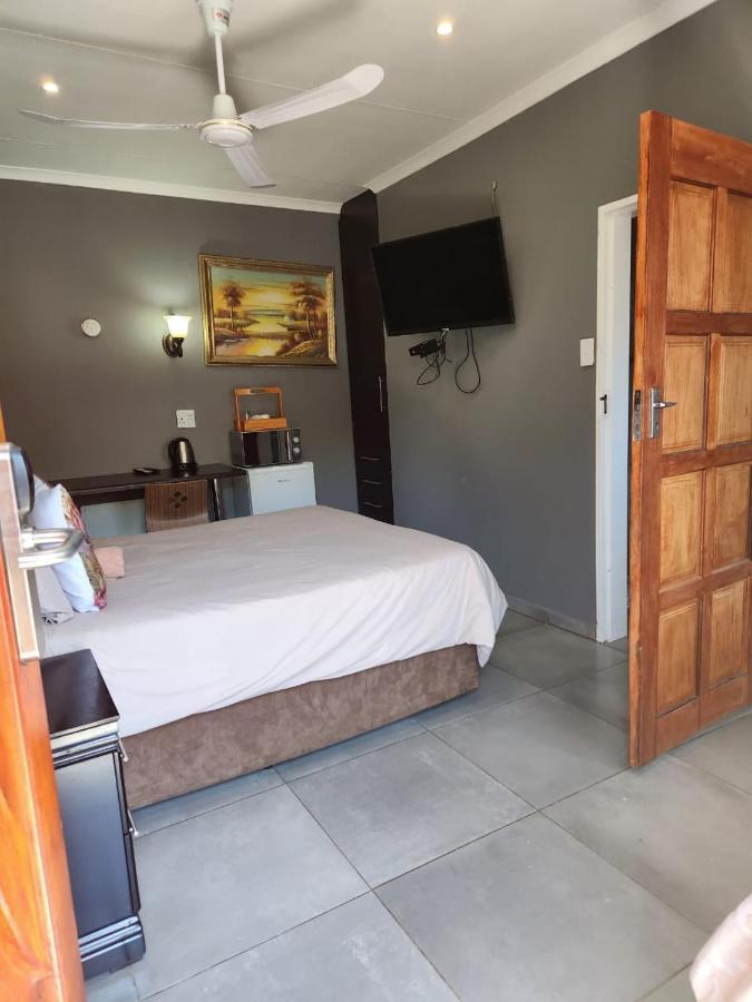 Suits Guest House & Bar Carletonville Bagian luar foto