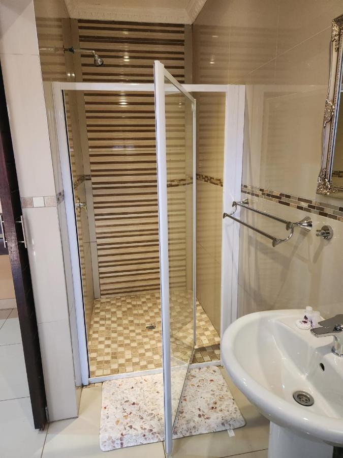 Suits Guest House & Bar Carletonville Bagian luar foto