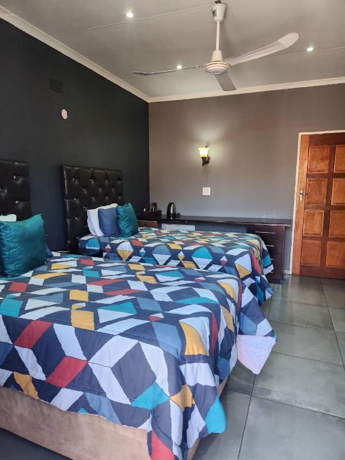 Suits Guest House & Bar Carletonville Bagian luar foto
